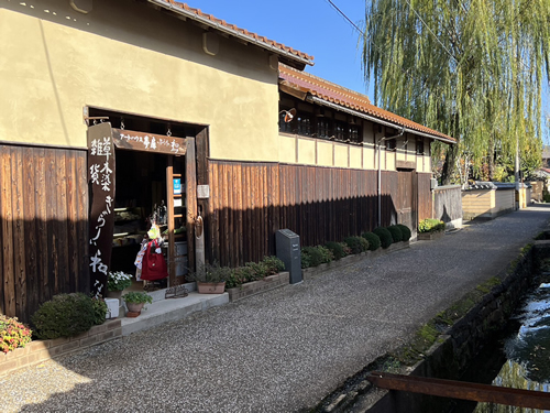 白壁と焼杉板の蔵が並ぶ通りにある、ぎゃらりぃ和の入口